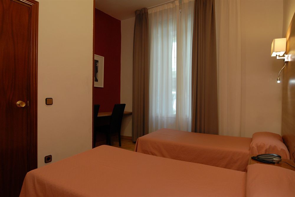Hostal Aguilar Madrid Buitenkant foto
